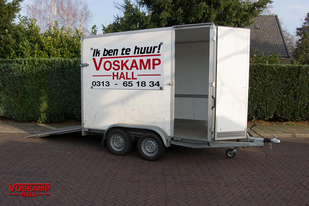 Tandemasser aanhangwagen met gesloten opbouw en oprijklep 